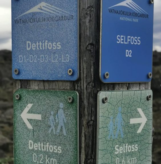 The national park signpost on the west side: Dettifoss 0.2 km one way, Selfoss 0.6 km the other